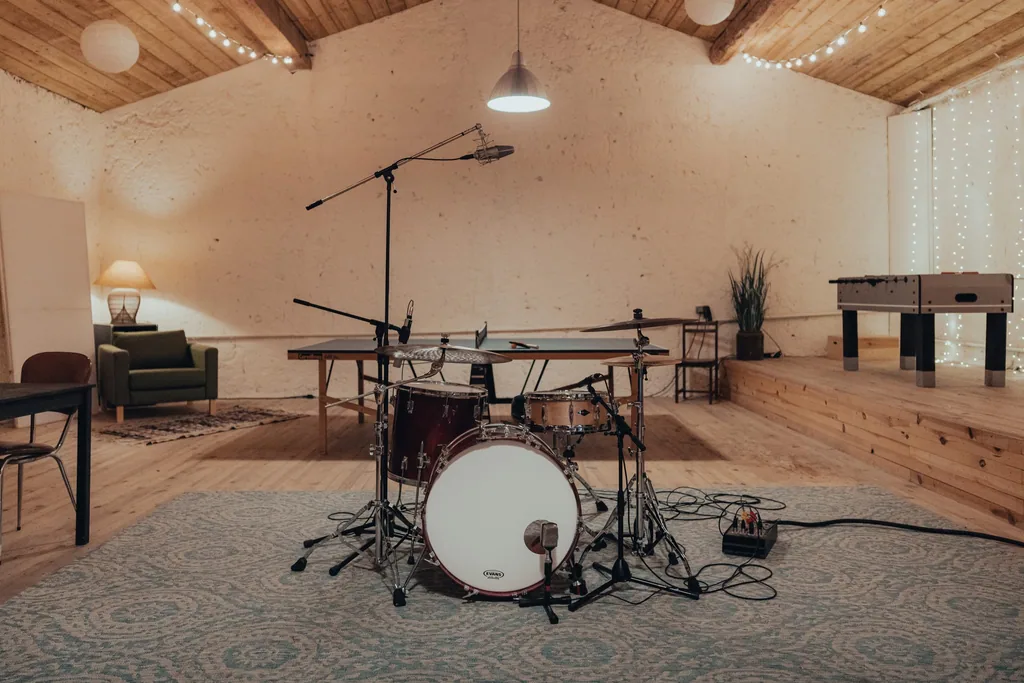 Live room at Limusic residential recording studio with drum kit, microphone, and musical instruments for recording sessions in Limoux, southern France